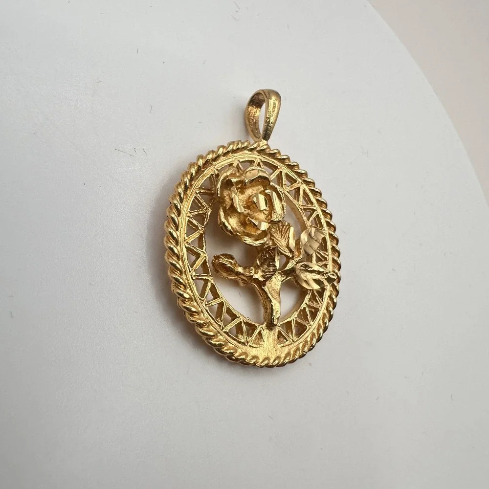 Vintage 90s‎ Gold Tone Rose Flower Circle Pendant Diamond Cut Textured Jewelry